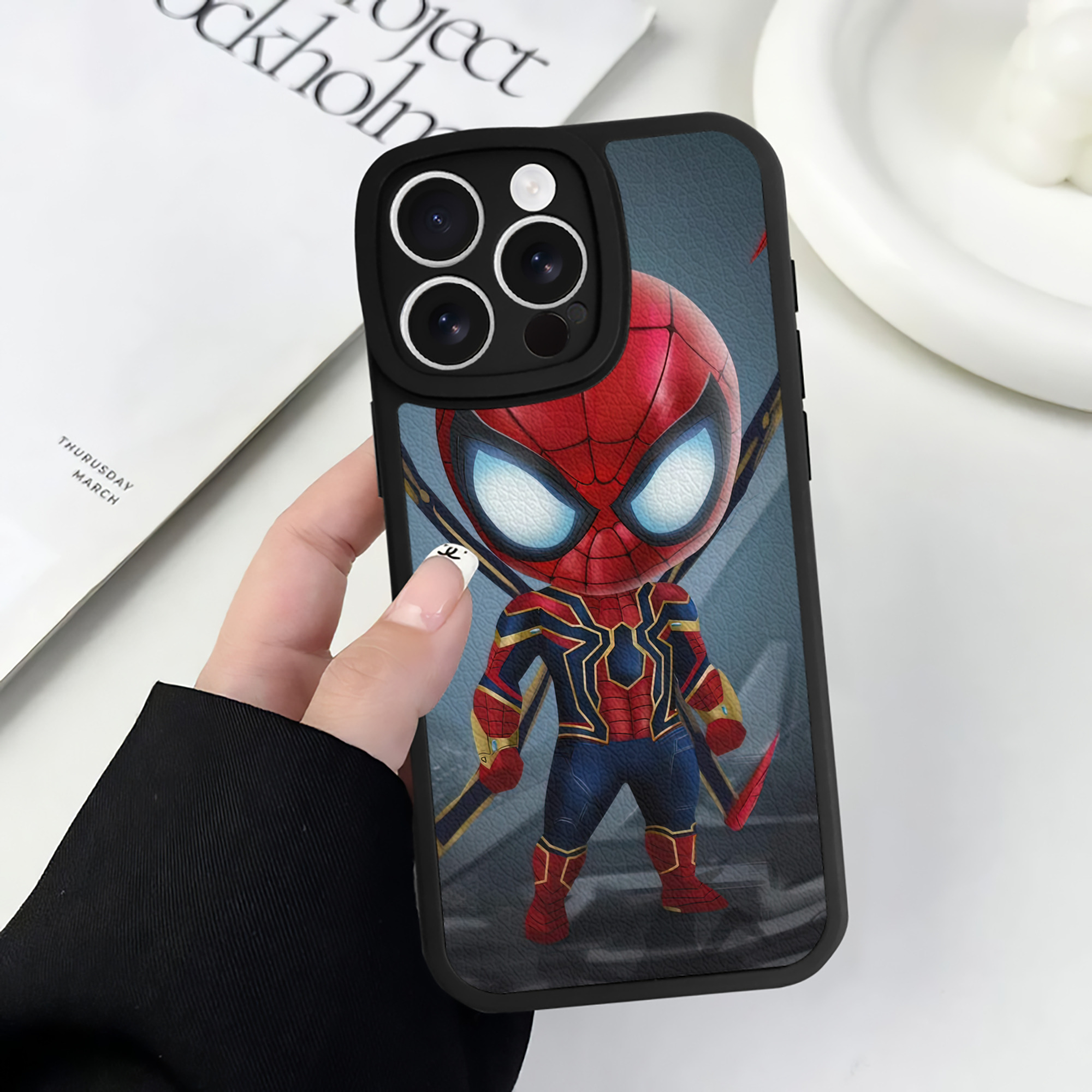 （画像用） Spider Man スパイダーマン 【iPhone 16シリーズ対応】シリコンスマホケース（レザー調） 材質：シリコン
